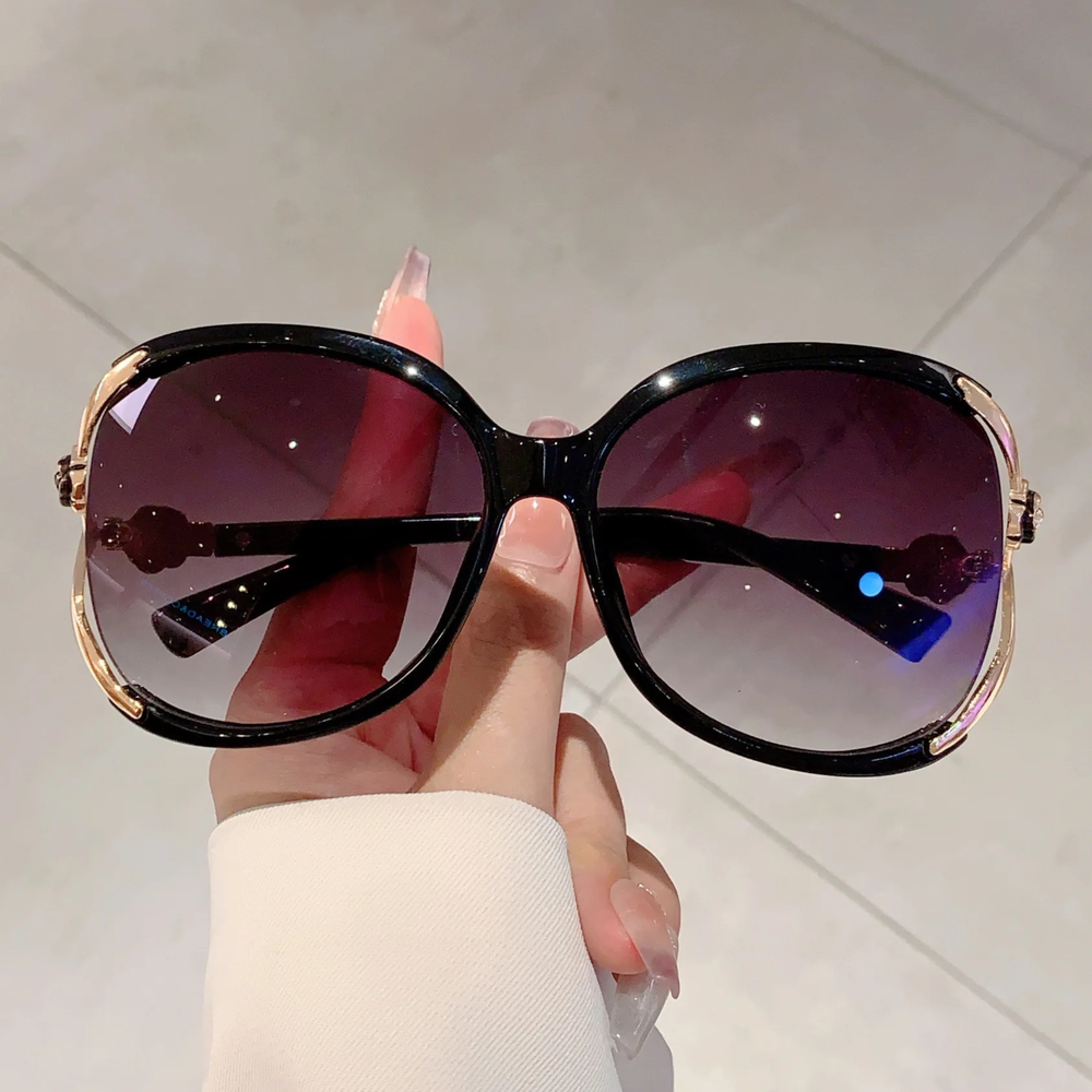 Women's Oversized Gradient Lens Rose Detail Temple Sunglasses