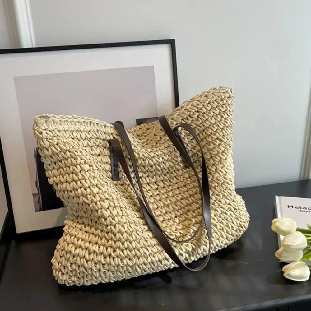 Straw tote bag round handles detail